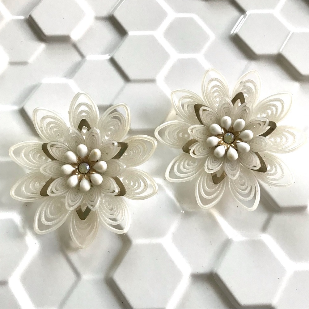 Vintage 60’s white plastic mod stacking flower clip on earrings